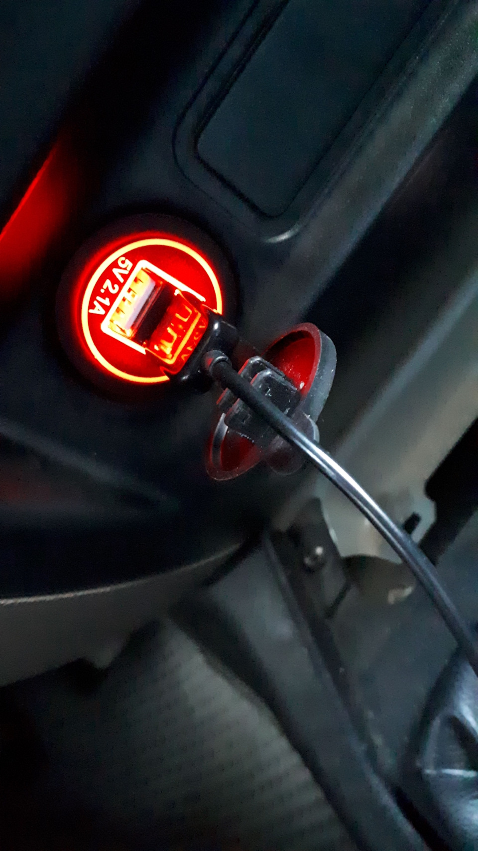 USB зарядка. — УАЗ Patriot, 2,7 л, 2012 года | электроника | DRIVE2