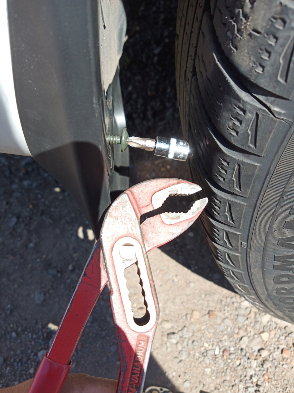 Очень тесно, а колесо снимать не хотелось)) — Peugeot 408 (1G)