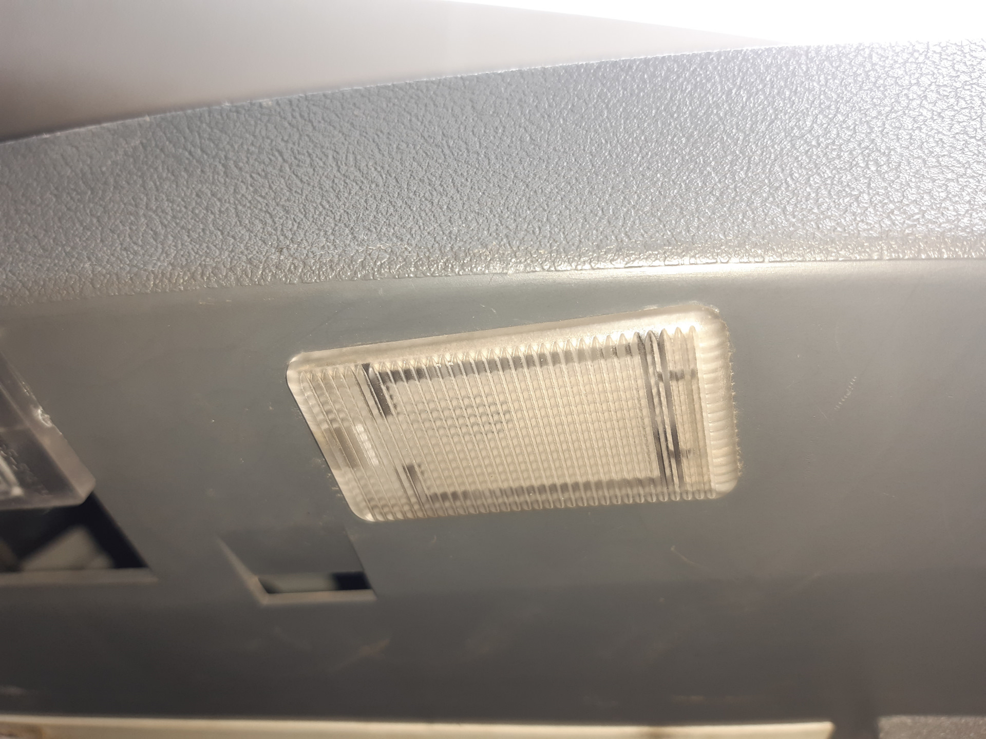 Подсветка багажника фокус. Штатный плафон подсветки дверей Соната 2017. Резиновая прокладка белая маленькая в плафон.