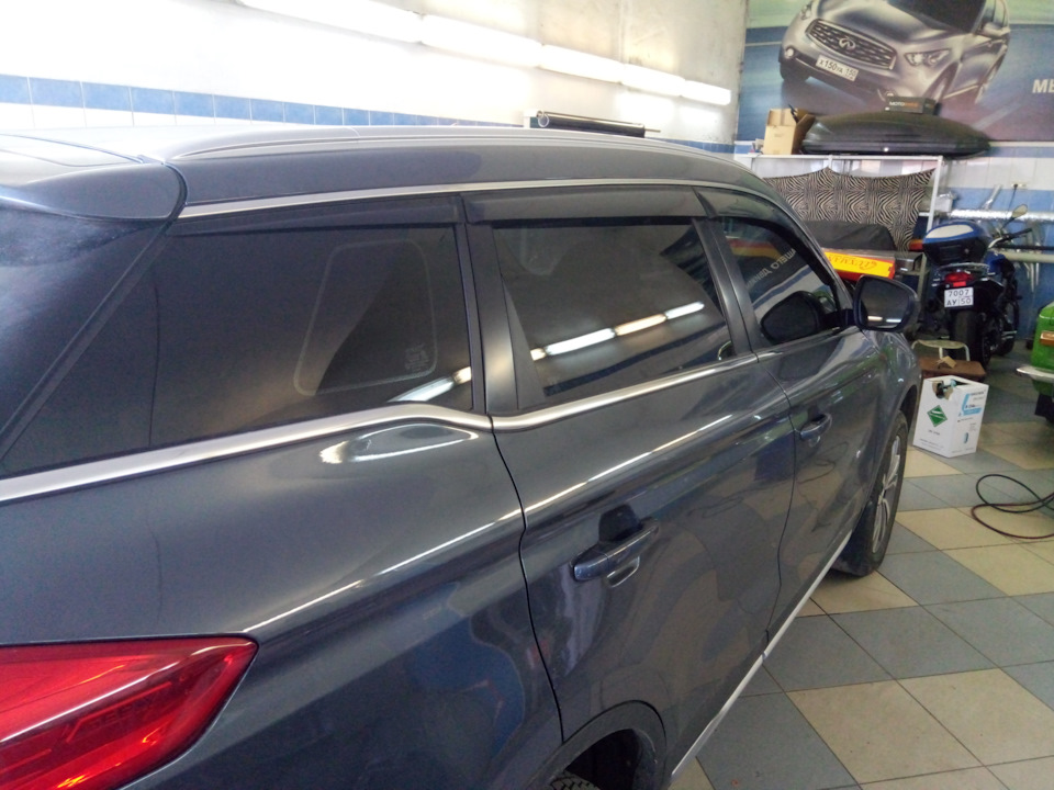 Дефлектора — Geely Atlas (1G), 1,8 л, 2019 года | аксессуары | DRIVE2