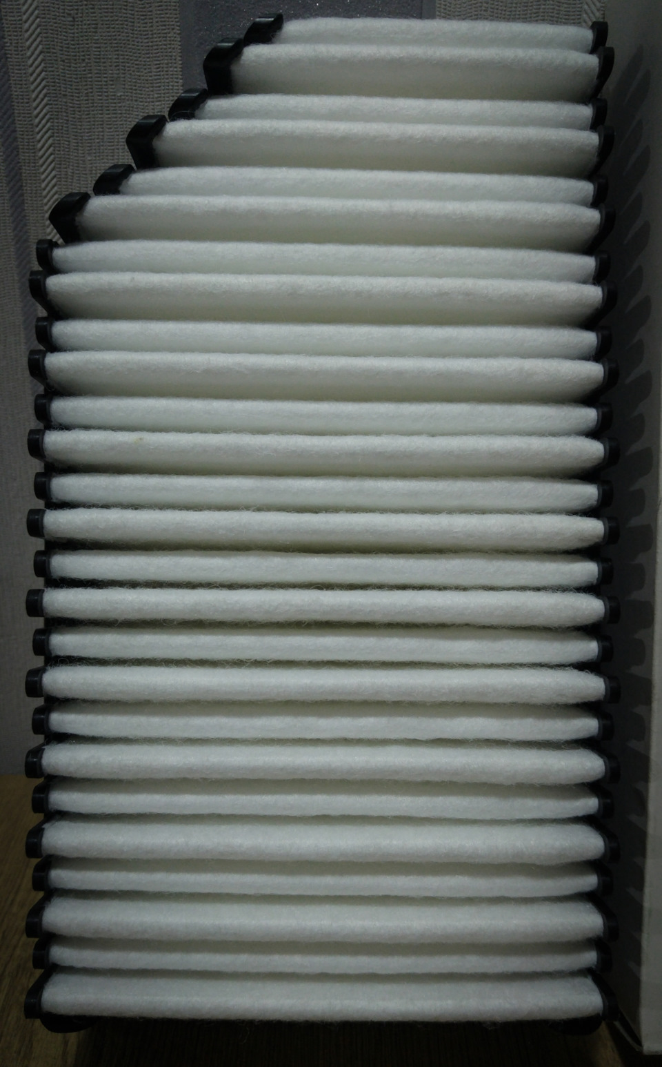 По традиции дешман фильтров — отсутствует центральное ребро. Складки на вид толстые и ворсистые, но это только на вид. — Hyundai Solaris (1G)