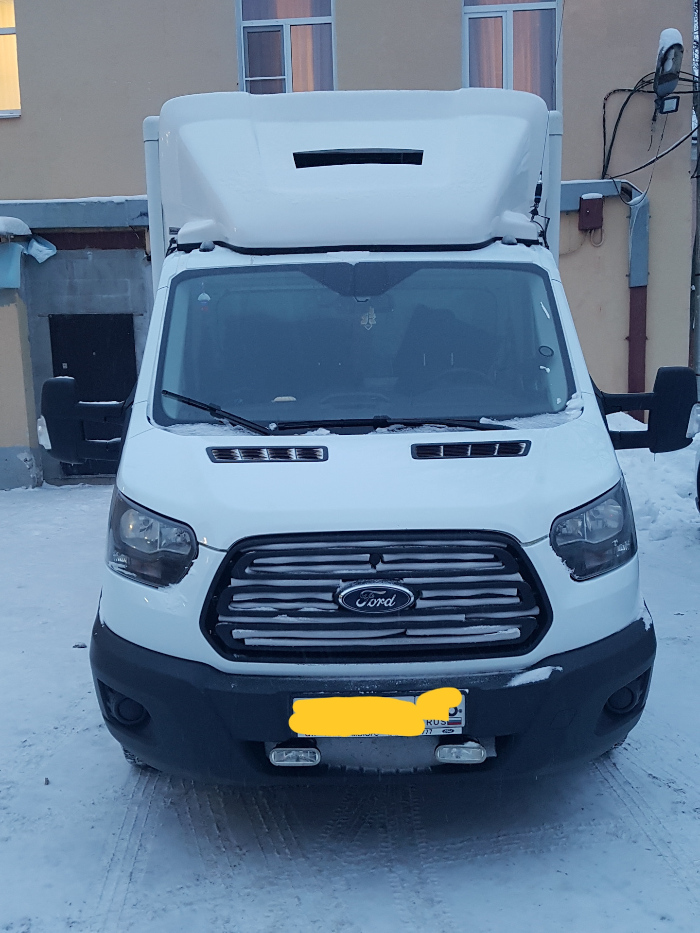 Доп 2019. Утеплитель радиатора Форд Транзит 2018. Ford Transit 2020 утеплитель решетки. Доп свет на Форд Транзит.