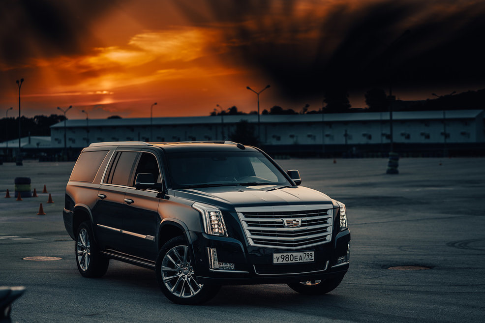 Черный Cadillac Escalade 2021 ночью