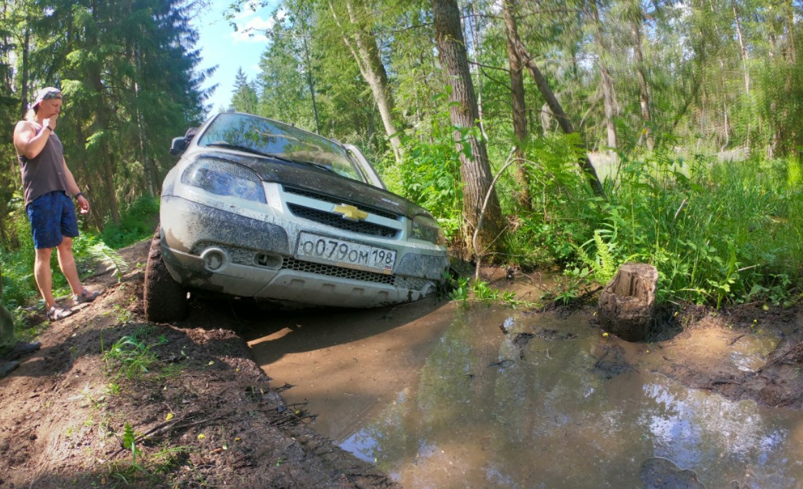 Нива едет по грязи