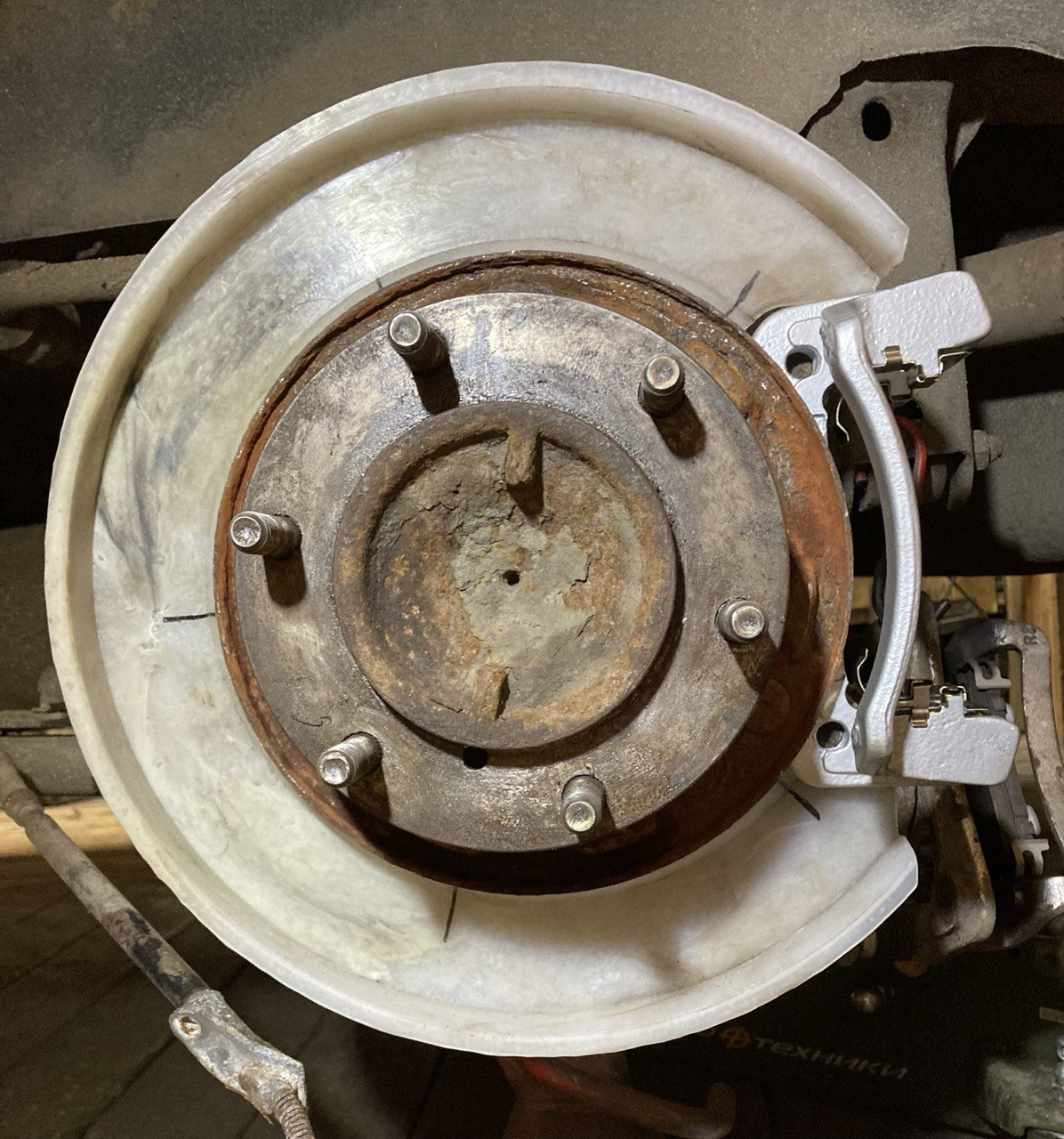 Монтаж пилотной пары грязезащитных щитков состоялся — DRIVE2