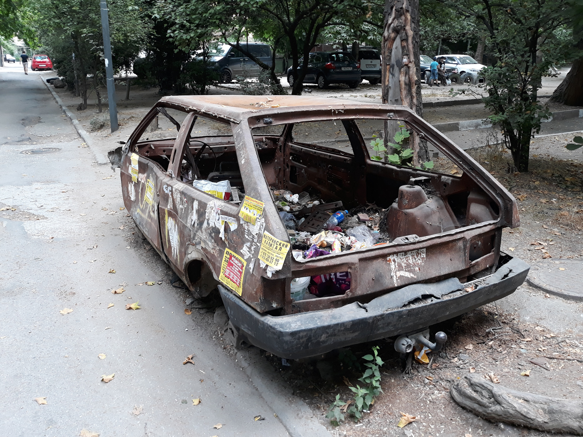 Брошенный автомобиль во дворе