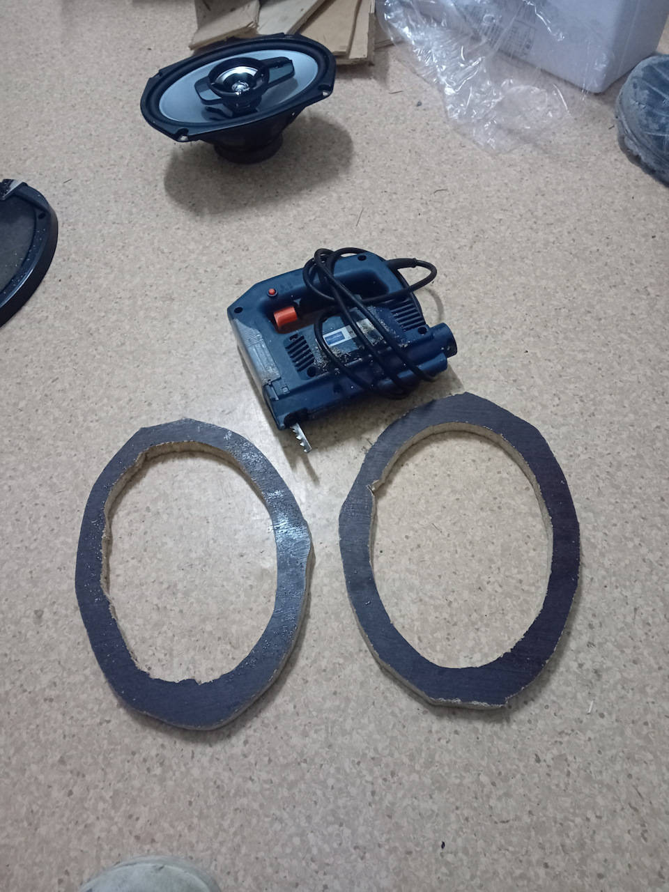 Древнейшим китайским лобзиком вырезал две проставки из дерева — Renault Logan Stepway