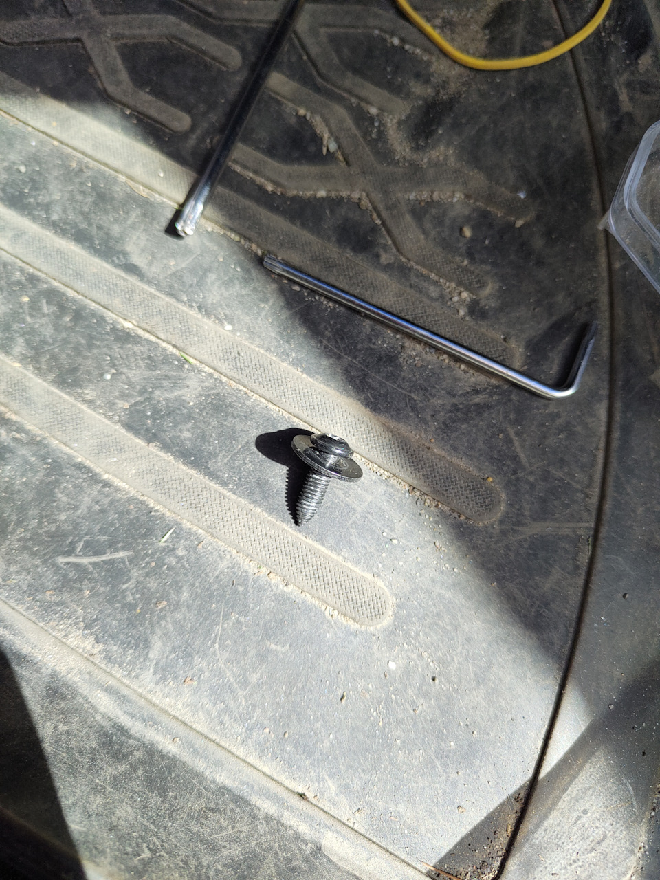 После полной сборки остался вот такой товарищ, фиг знает откуда :) — Lada Vesta (1G)