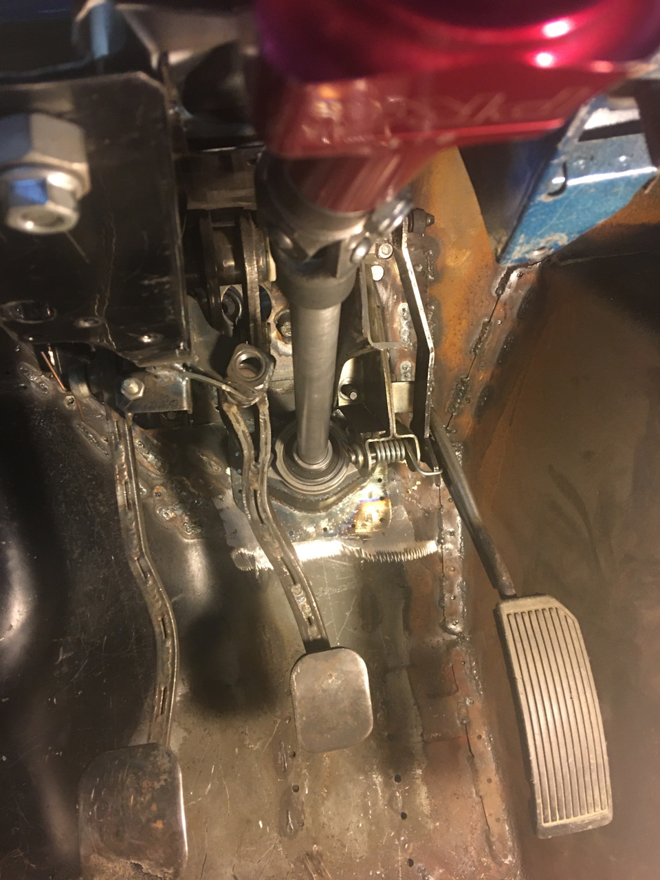 Крепление рулевого редуктора и проход рулевого вала через моторный щит ...