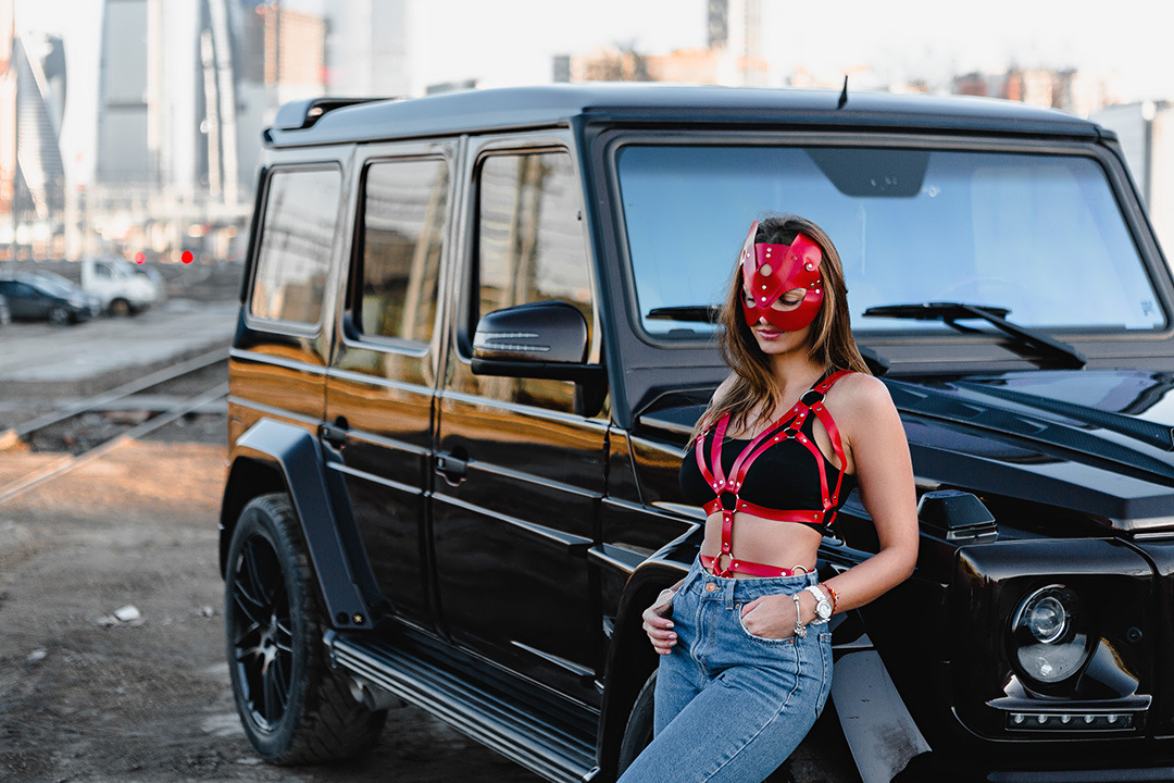 Mercedes Benz Gelandewagen and girls