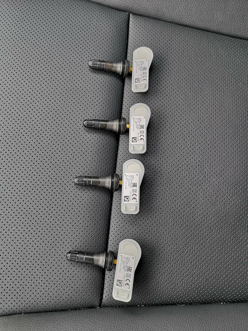 что такое tpms на хендай туссан. kyAAAgHlsuA 960. что такое tpms на хендай туссан фото. что такое tpms на хендай туссан-kyAAAgHlsuA 960. картинка что такое tpms на хендай туссан. картинка kyAAAgHlsuA 960. После смены колёс на зимний комплект у меня появилась ошибка системы TPMS(на этом комплекте установлены неоригинальные датчики давления с Али, отработали уже 2 зимы).TPMS (англ. tire pressure monitoring system) — Система контроля давления в шинах.К сожалению наша система не показывает проблемный датчик (или датчики), а сам значок ошибки нельзя спрятать.