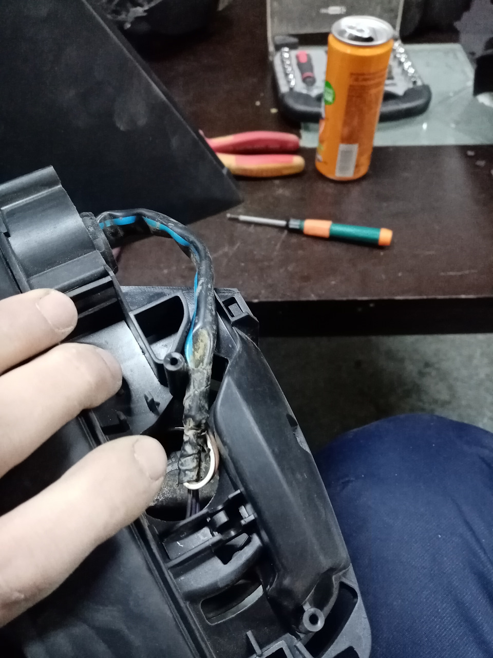 Замена левого наружнего зеркала — Volkswagen Polo Sedan, 1,6 л, 2012 ...