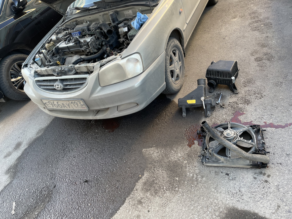 Почему-то прохожие во дворе <img src= — Hyundai Accent (2G)