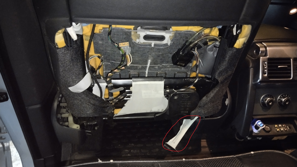 Отстегнутая лямка — обведена красным — Land Rover Range Rover (3G)