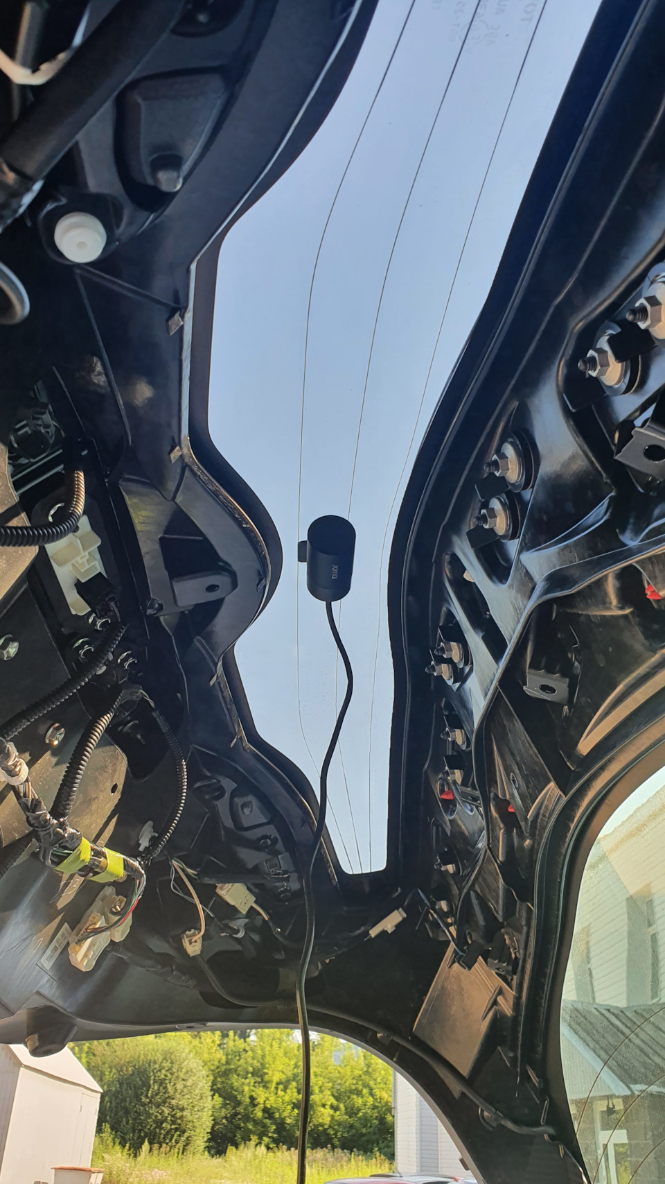 Переставил заднюю камеру видеорегистратора на нижнее маленькое стекло ...