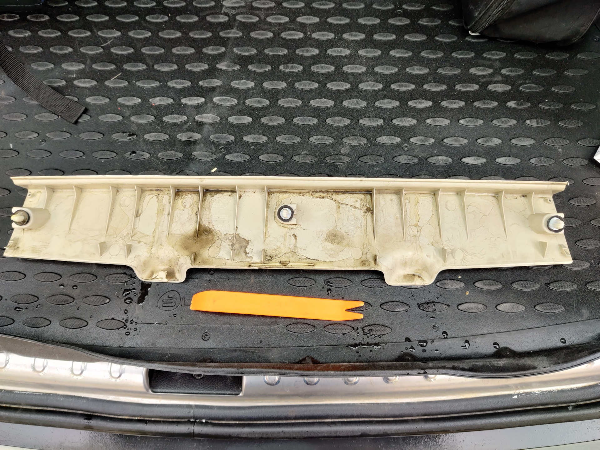 Скрытая установка регистратора. Замена лампы верхнего стоп-сигнала ...