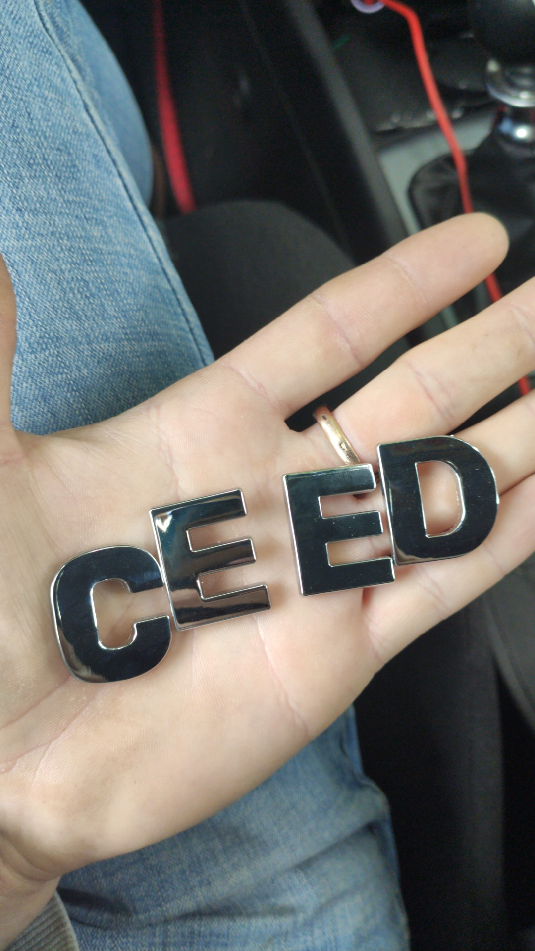 Замена шильдиков. Шильдик СИД 3. Черные буквы Ceed.