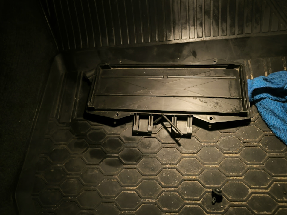 Поменял салонный фильтр — Volvo XC90 (1G), 2,5 л, 2012 года | плановое ...