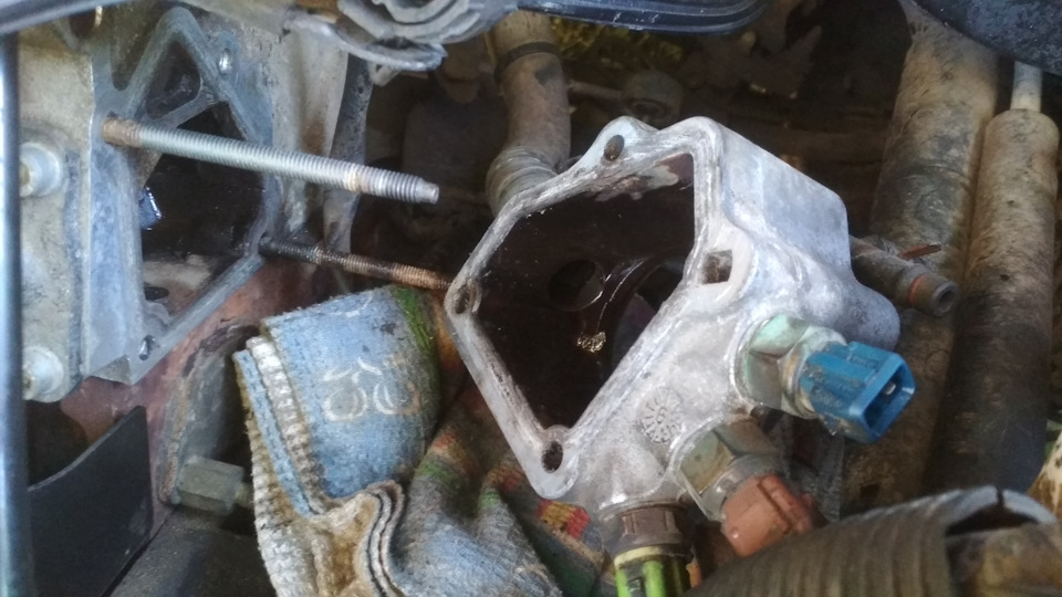 Течет антифриз из-под корпуса термостата — Peugeot 605, 2 л., 1996 года ...