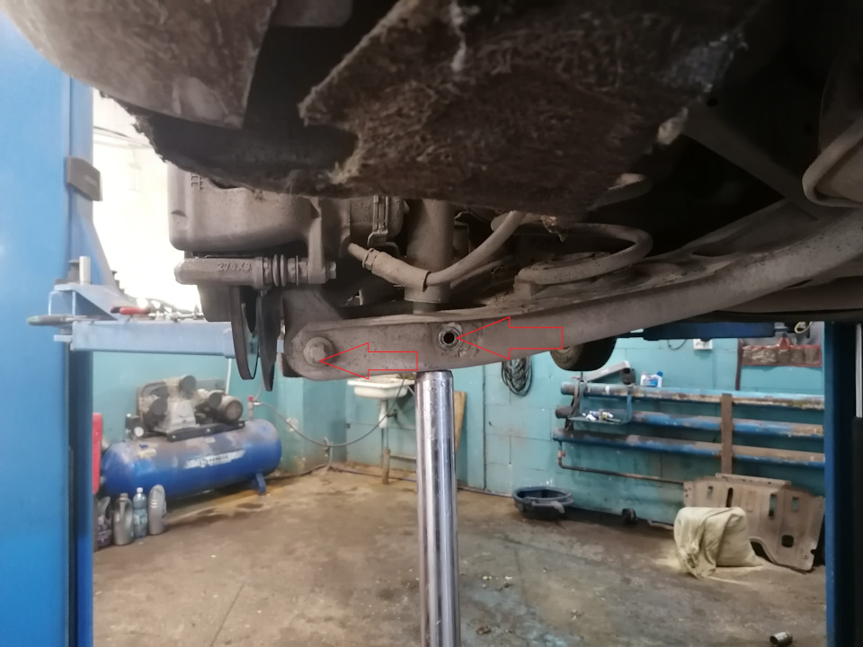 13. Tył: zdejmij koło; podeprzyj wahacz/zwrotnicę, aby kontrolować ugięcie sprężyny. — Mercedes B-Class W246/T246