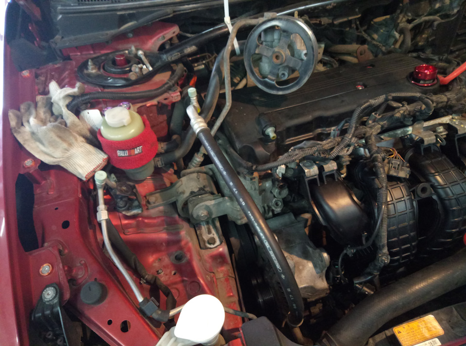 Снятие впускного коллектора или замена обгонной муфты генератора ...