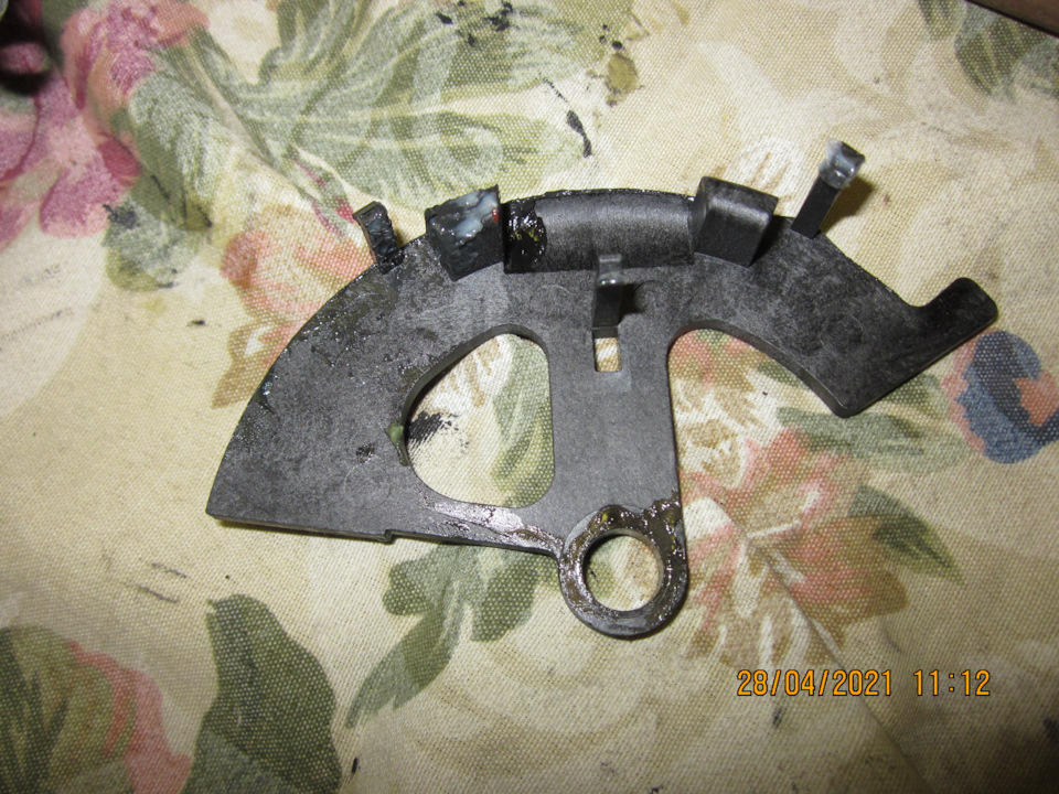 Вряд ли он может скрипеть, но мы и его смажем на всякий — Lada Vesta SW (1G). Запчасти на фото: 28042021