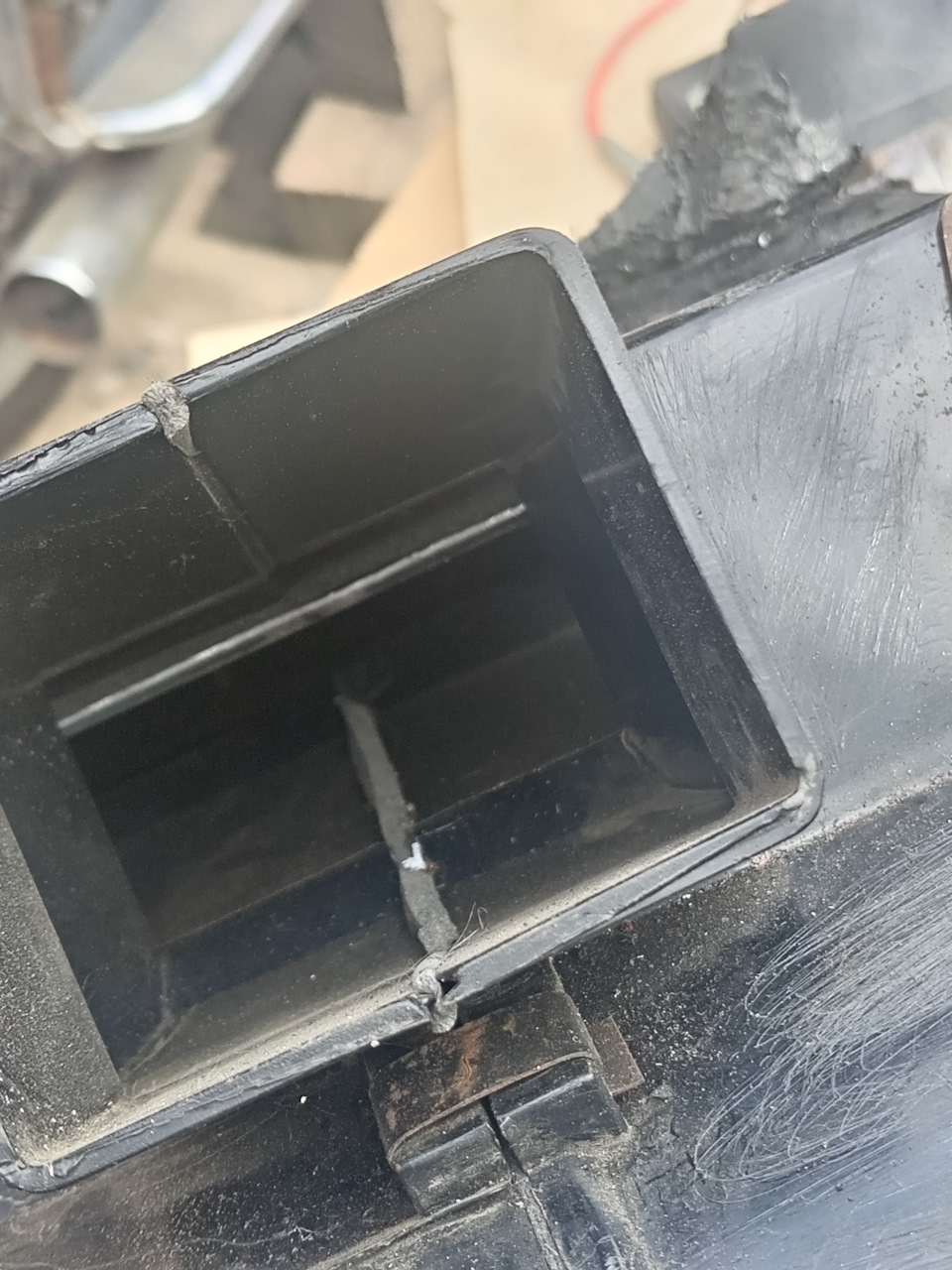 Сфоткал через среднее сопло заслонку в ноги — открыта — Lada 2120 Надежда