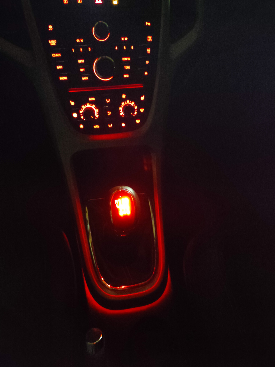 Так ночью. На фото смотрится пря совсем ярко, но по факту не так — Opel Astra J GTC