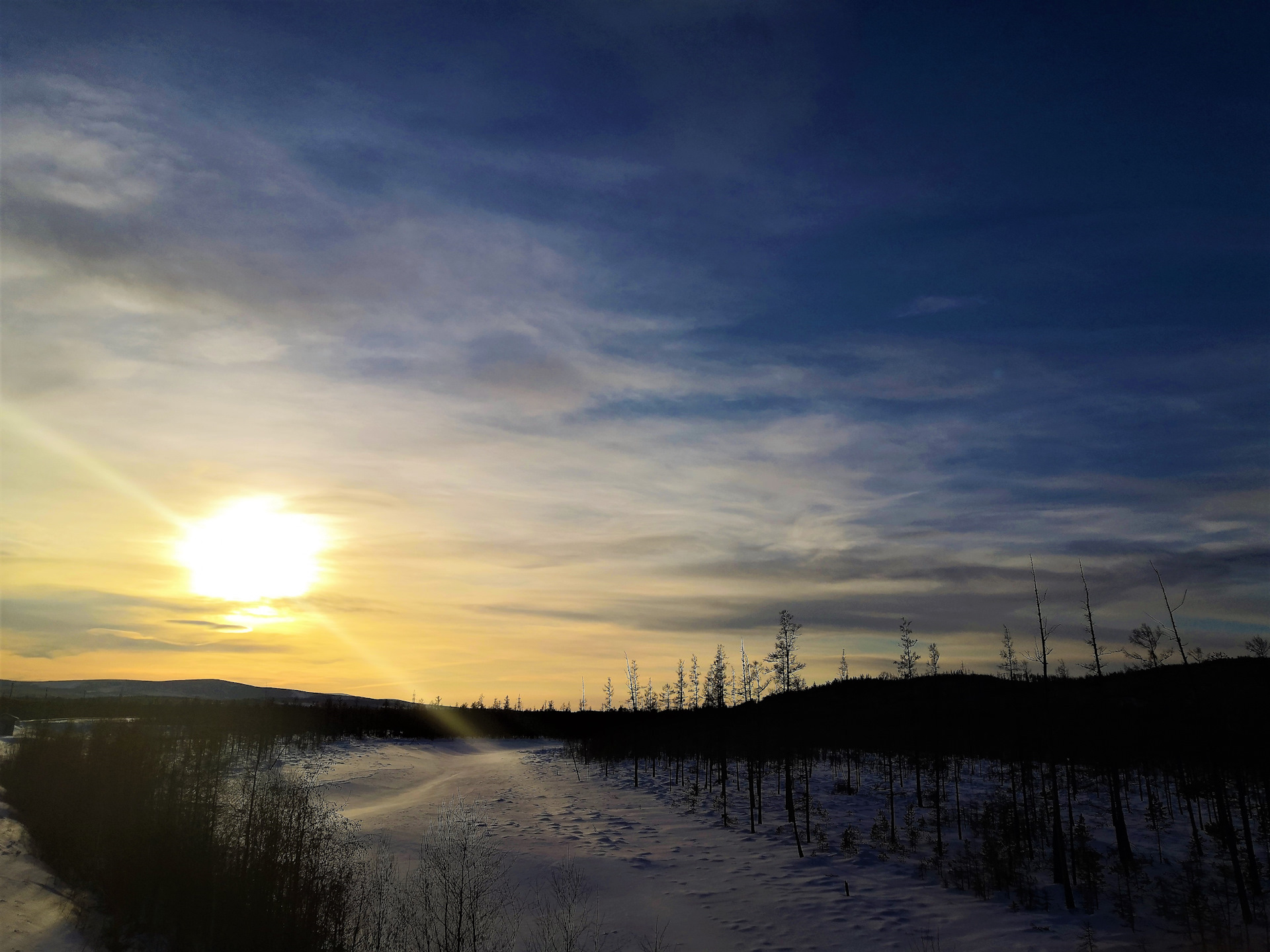 Греет землю словно. Небо зимой фото. Солнечное зимнее небо Томск. Лютое яркое небо зимой Дальний Восток.
