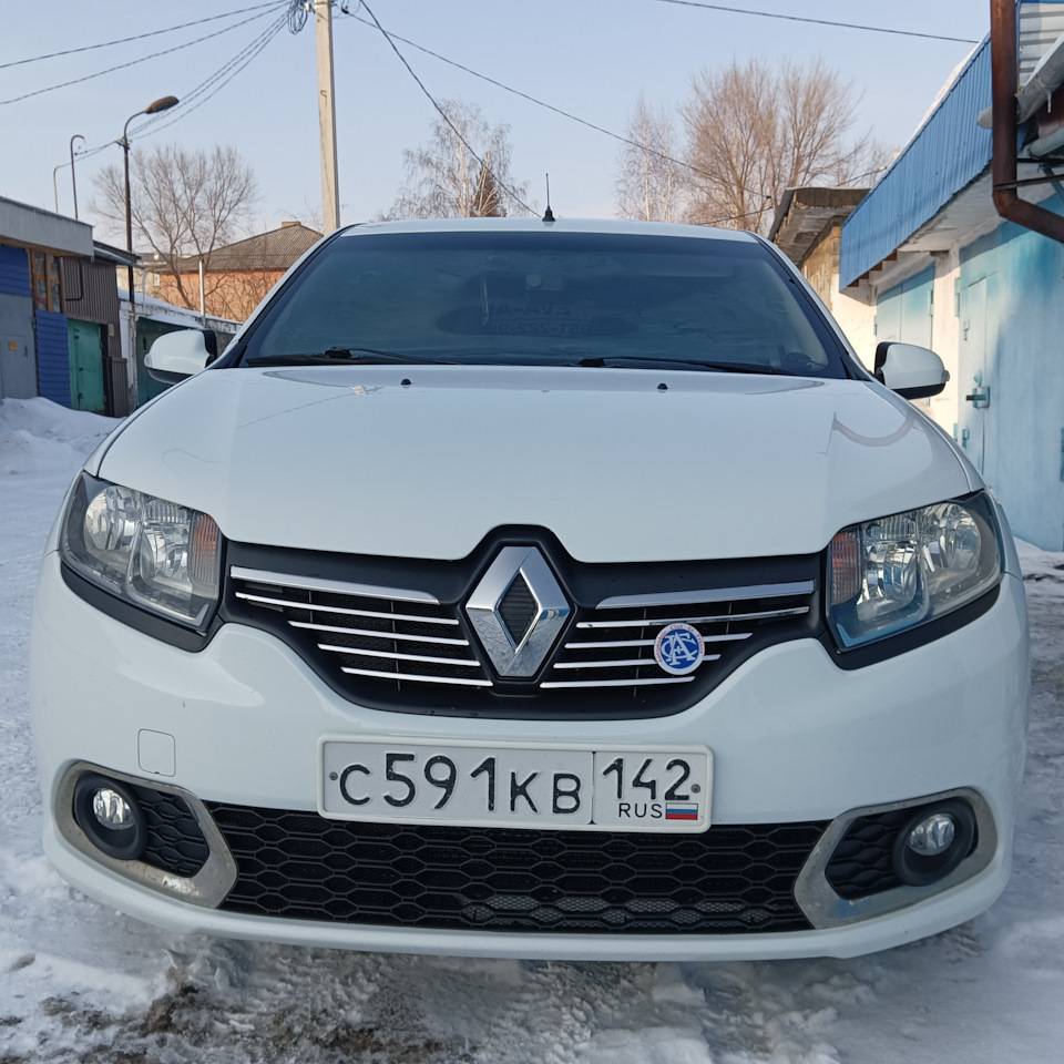 Не как у всех — авто эмблема Automobile Club de France и про бульдожку))) —  Renault Sandero 2G, 1,6 л, 2018 года | аксессуары | DRIVE2