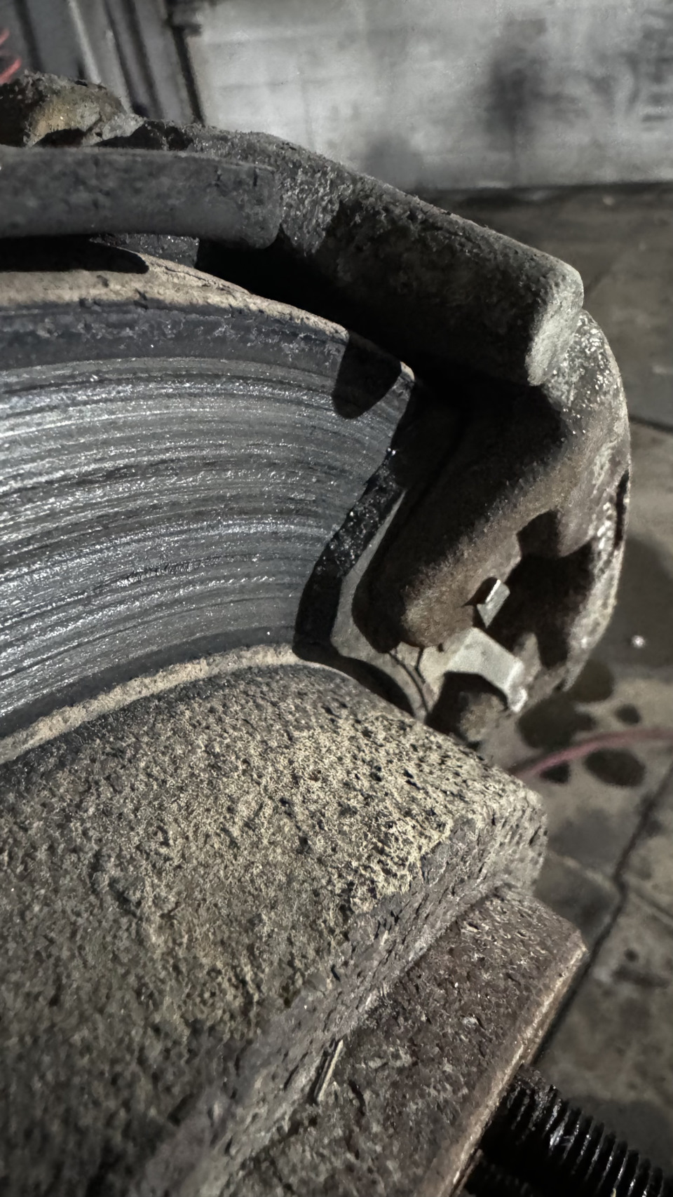 Диски задние придется менять — Mitsubishi Pajero (4G)