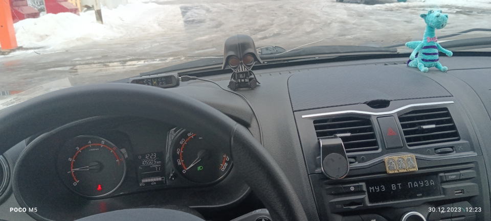 На панели поселился Дарт Вейдер) — Lada Гранта Лифтбек (2G)