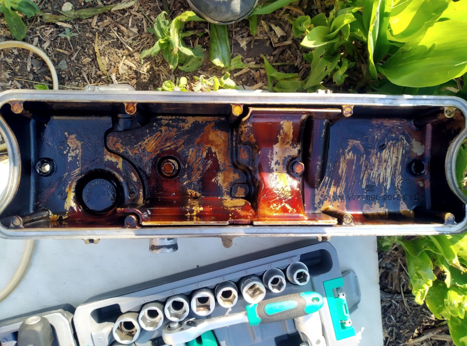 Замена прокладки клапанной крышки — Lada Гранта, 1,6 л, 2012 года ...