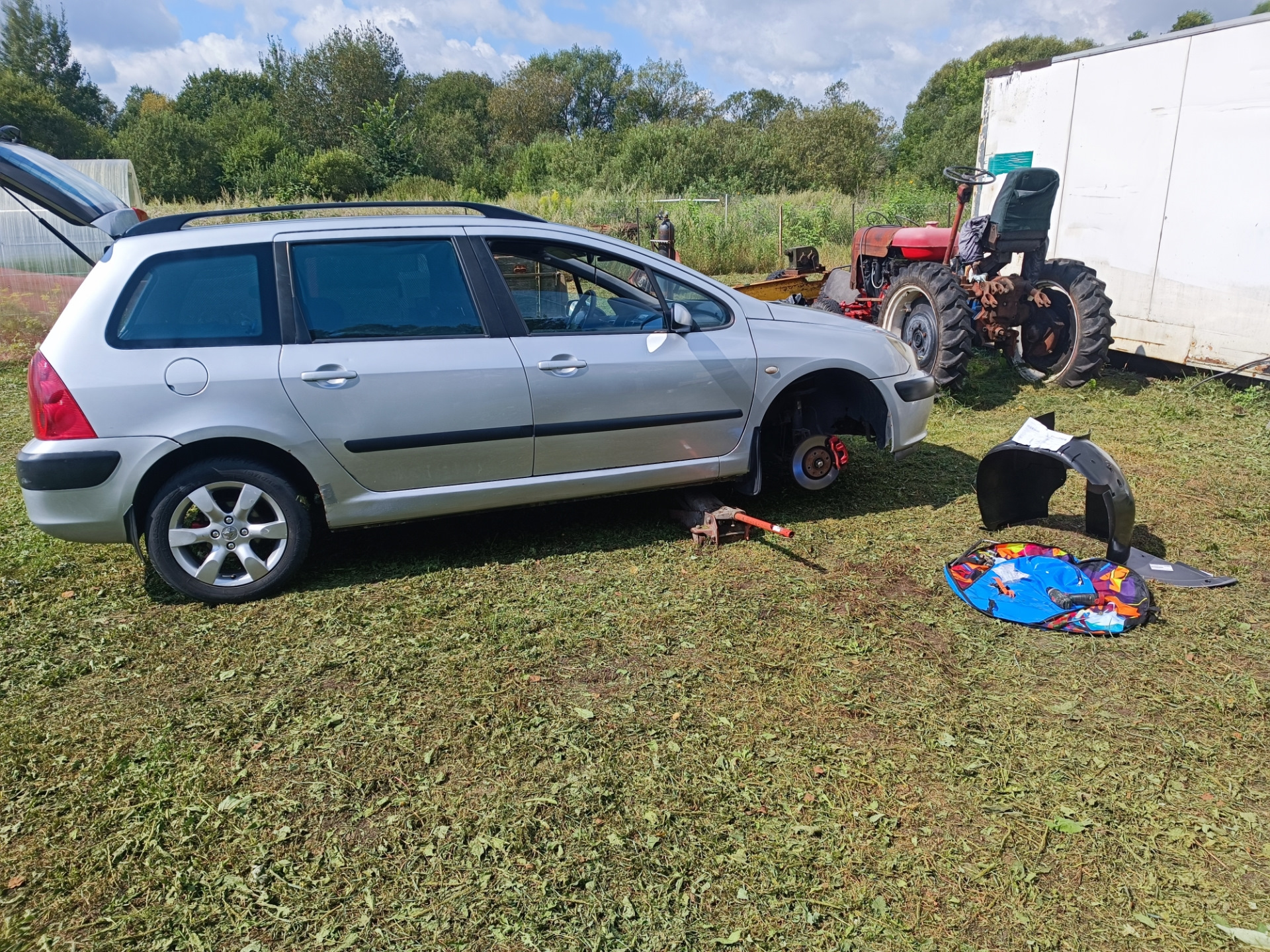 Замена локеров (подкрылки) — Peugeot 307, 1,6 л, 2003 года | своими ...