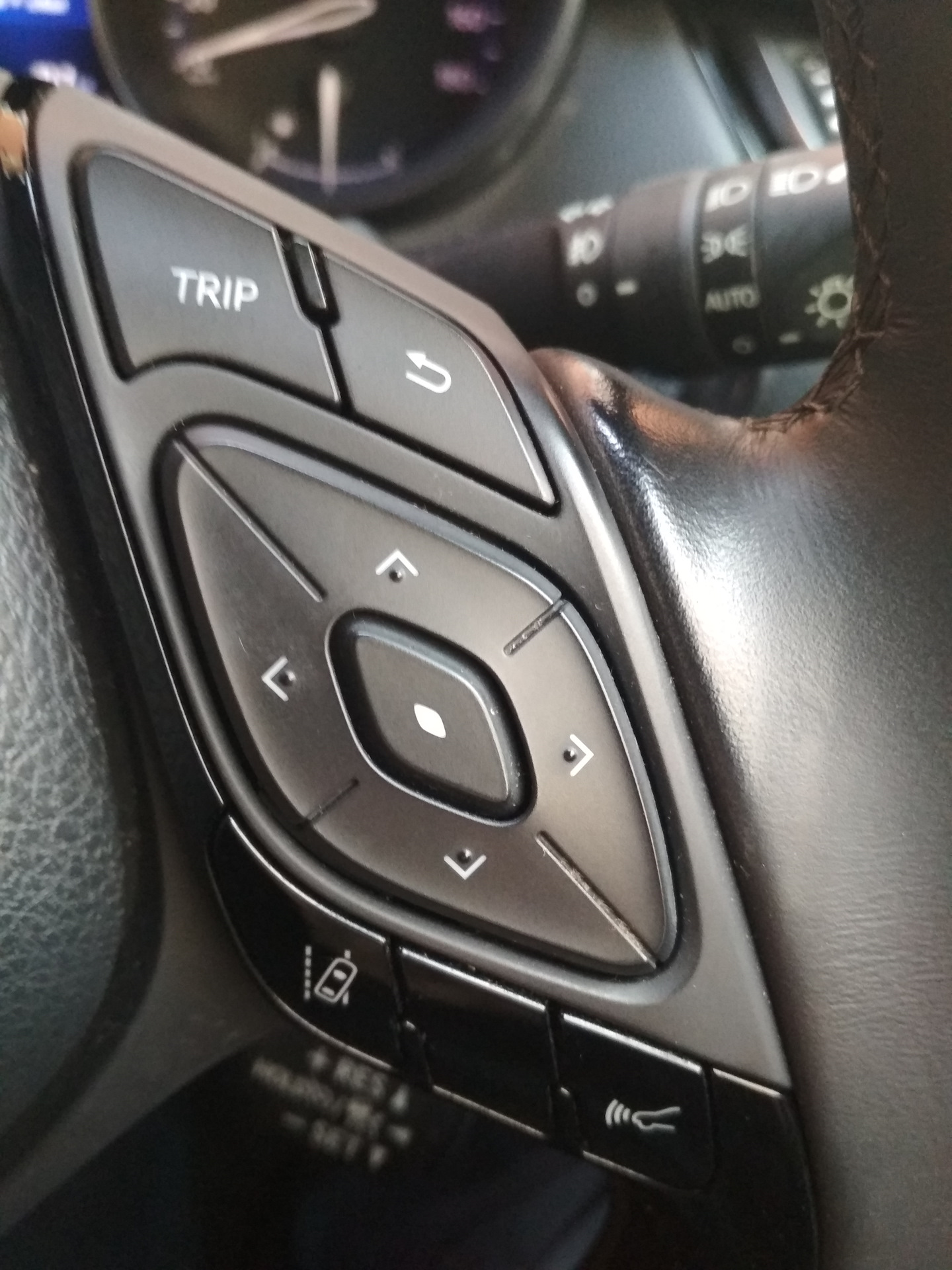Голосовое управление на руле. Toyota Chr руль. Кнопки Toyota Chr. Мультируль Toyota Chr. C-HR Toyota кнопки.
