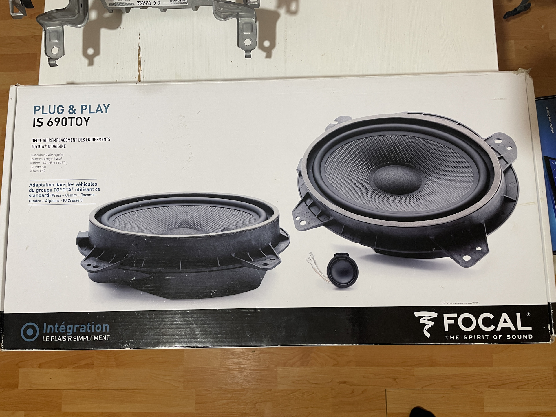 Camry акустика. Динамики колонки Focal для Тойота Камри 50. Focal в Тойота Камри.