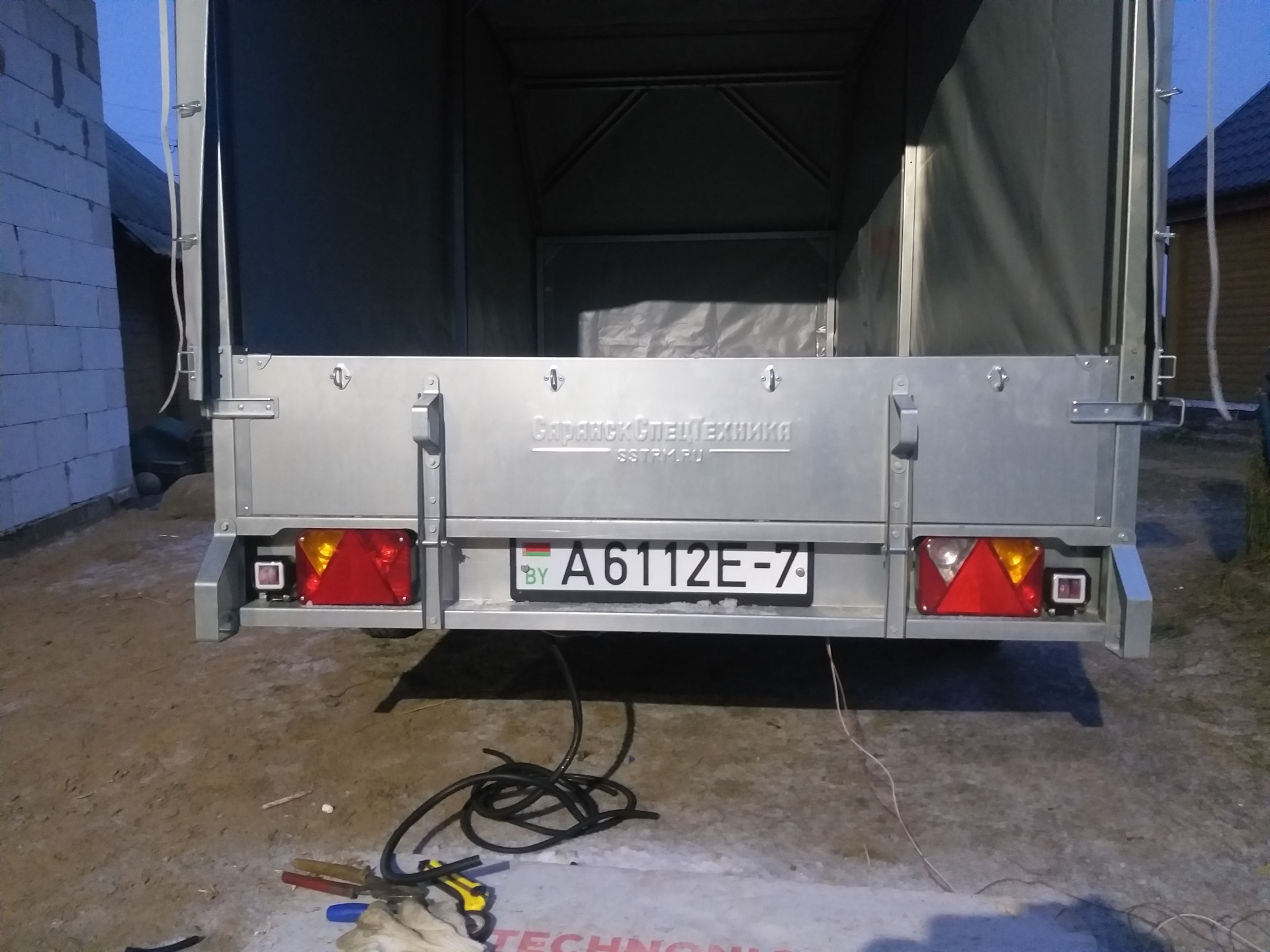 Фонарь заднего хода на прицеп мзса. Фонарь заднего хода урал 5323. Фонарь заднего хода на полуприцеп крона. Фара заднего хода ermax 81670010. Фонари габаритные к сст прицеп.