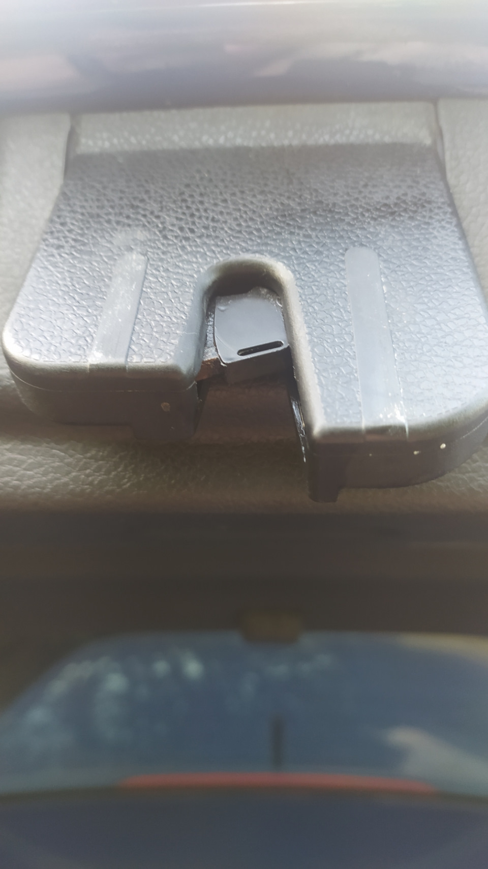 Не защелкивается замок багажника — Volkswagen Polo Mk5, 1,4 л, 2012 ...