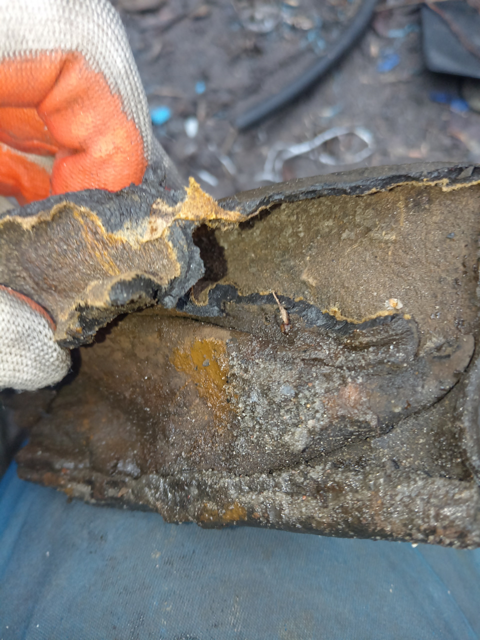 Из неё торчал кусок заводской виброизоляции, которая вероятно отвалилась от вибрации. — Lada 2120 Надежда