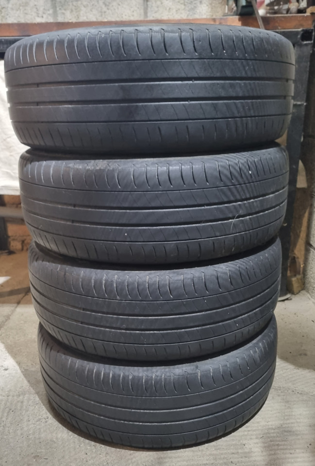 Шины летние Michelin 205/55 R16, штампованные диски Vag 6,5Jx16 ET50 ...