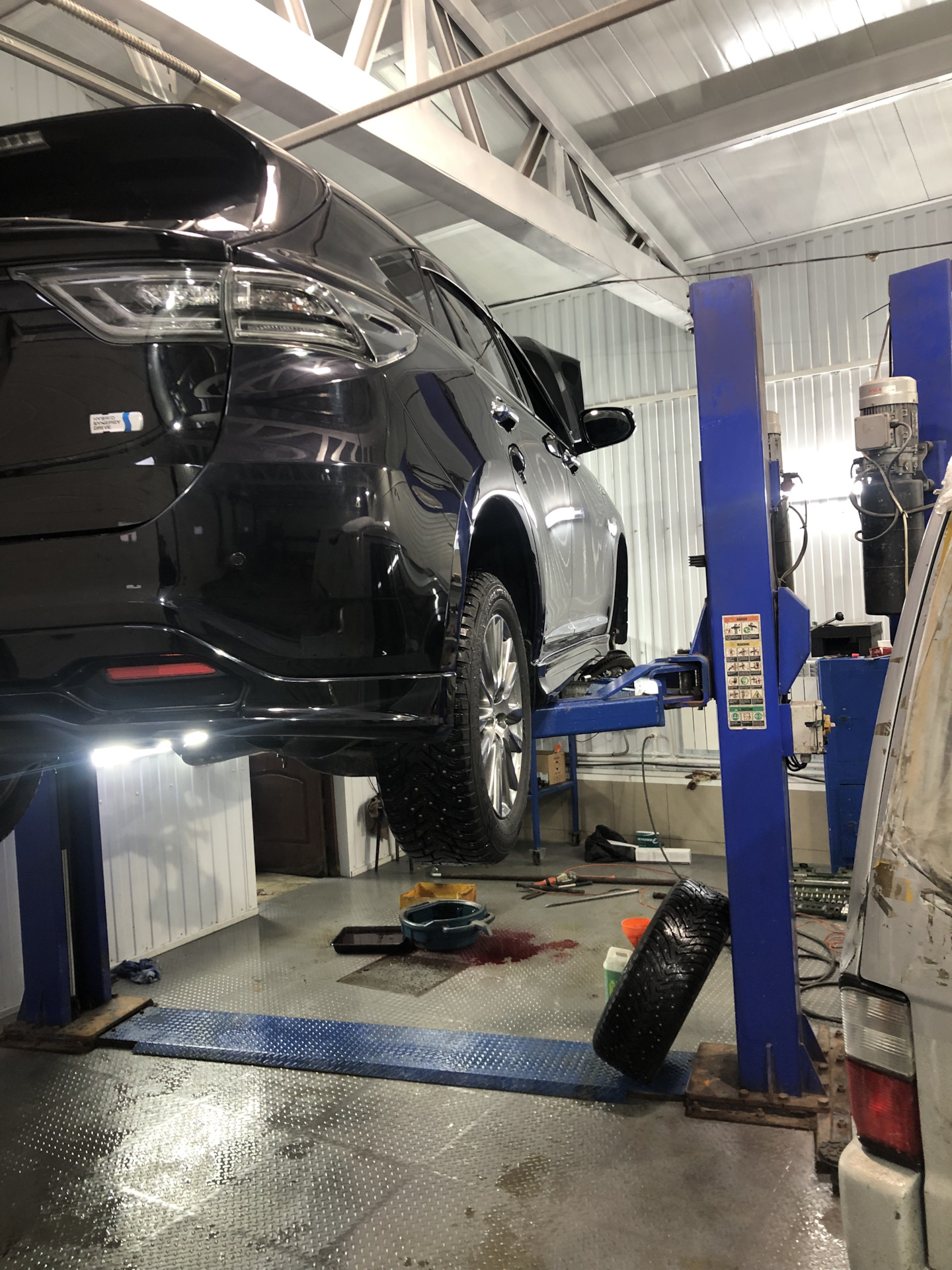 Замена правого сальника переднего привода — Toyota Harrier (3G), 2,5 л ...