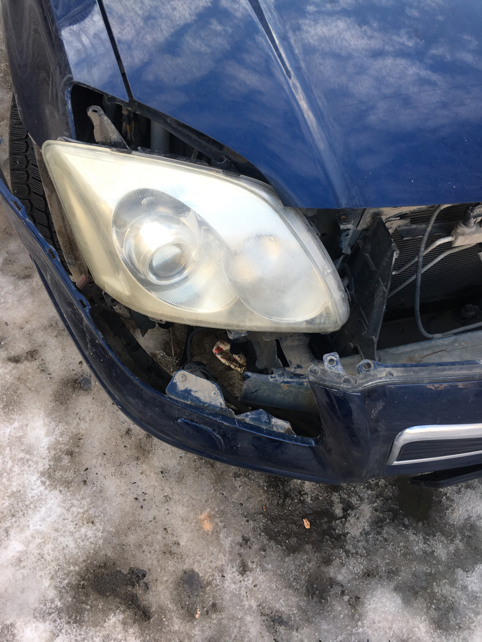 Как снять фару авенсис 2
