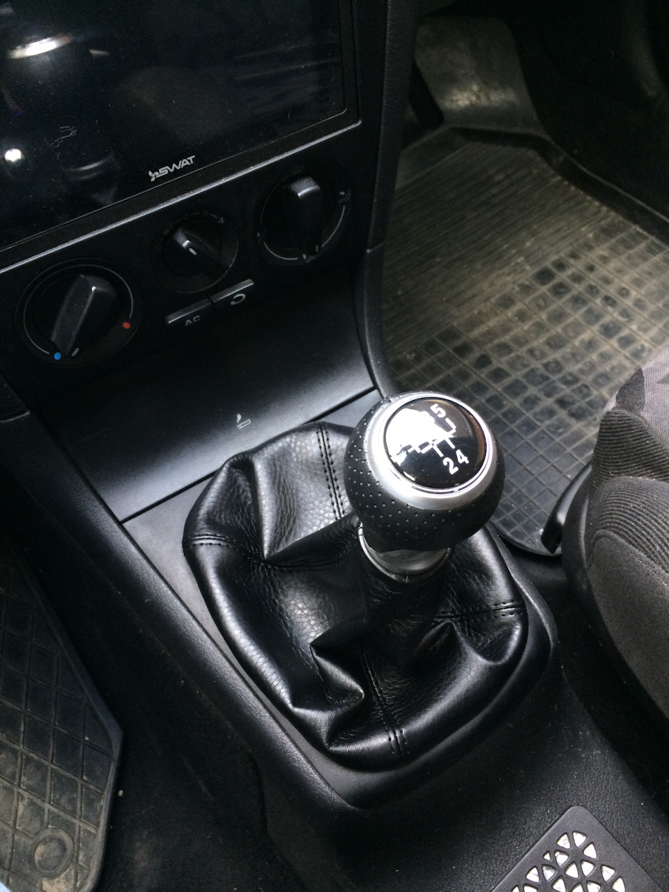 Круглые формы, установка руля и ручки кпп — Skoda Octavia A4 Mk1, 1,9 л ...