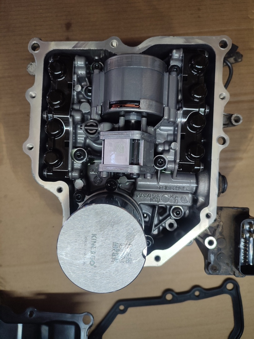 Снятая крышка и видно ремонтный гидроаккумулятор — Volkswagen Passat B7