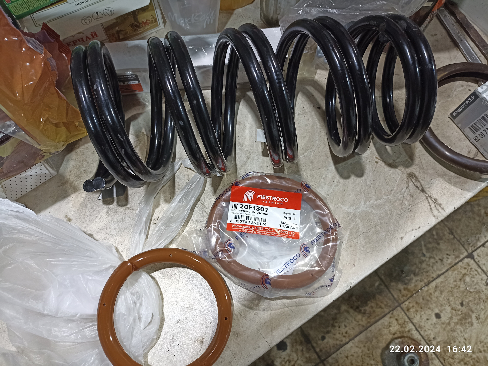 жёсткость пружины формула. сила упругости пружины физика. кия рио 2 задняя подвеска. на рисунке изображена система в которой блоки и рычаг. удлинение левой пружины.