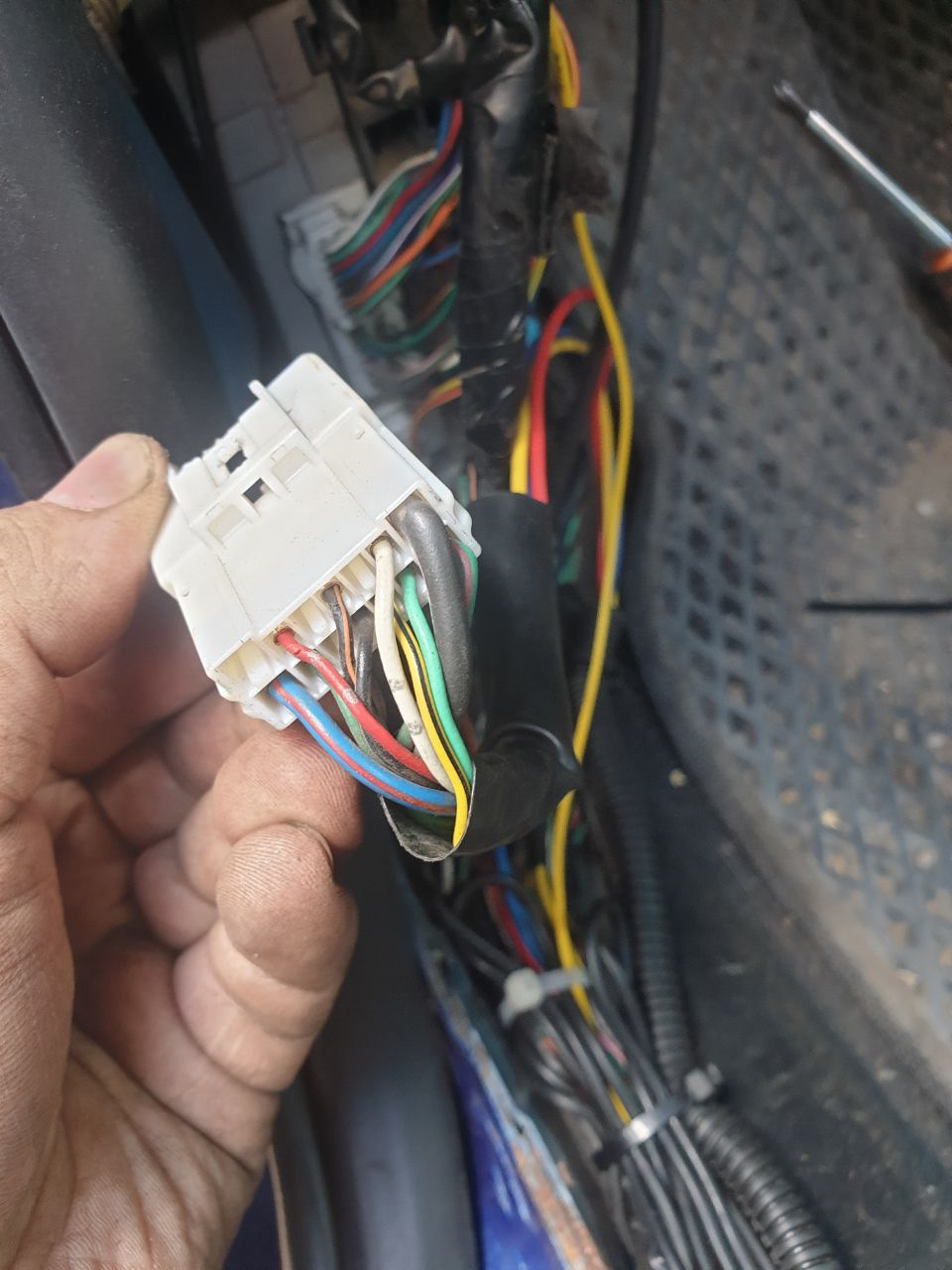 На местах (3 пина у черного толстого) — Mazda 6 (1G) GG