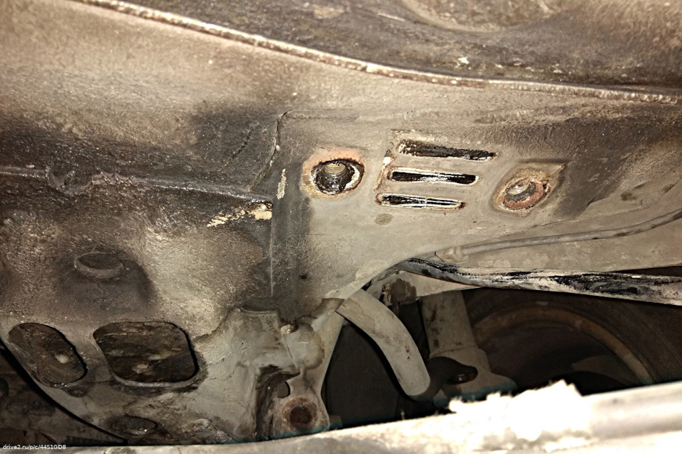 Замена сайлентблоков передних рычагов нексия н150. l7AAAgJCV A 960. Замена сайлентблоков передних рычагов нексия н150 фото. Замена сайлентблоков передних рычагов нексия н150-l7AAAgJCV A 960. картинка Замена сайлентблоков передних рычагов нексия н150. картинка l7AAAgJCV A 960. Эта статья-фотоотчёт, можно сказать, плавно вытекает из материала, ранее опубликованного на сайте. А, именно, из статьи по замене рычага передней подвески на автомобилях Дэу Ланос, Нексия, Сенс и Шевроле Ланос. Так как чаще всего рычаг снимают с автомобиля не для замены на новый, а для замены переднего сайлентблока. А этот самый сайлентблок не так прост, как его напарник – задний сайлентблок (задняя подушка рычага). Те автолюбители, которые уже имели счастье своими руками монтировать передний сайлентблок, думаю, согласятся со мной, если я скажу, что эта работа может отнять порядочное количество нервов. Так как из-за особой формы сайлентблока прессовать его в проушину довольно сложно. И чтобы работа прошла гладко и успешно, необходимо серьёзно подготовиться! А именно: выбрать качественный сайлентблок, подготовить инструмент и приспособления для работы, запастись терпением и … И, конечно же, внимательно, и полностью ознакомиться с моим фотоотчётом по замене переднего сайлентблока рычага передней подвески автомобилей Daewoo Lanos (Дэу Ланос), Daewoo Nexia (Дэу Нексия), Chevrolet Lanos (Шевроле Ланос), Daewoo Sens (Дэу Сенс) 😉