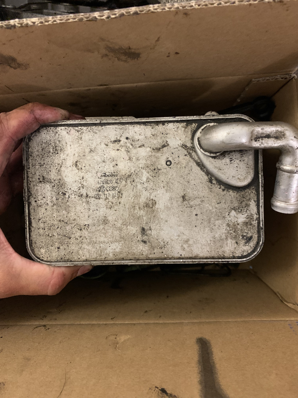 Теплообменник из развала. Он живет долго, а вот плиту под ним ведет, от того течь… у меня было сухо. — Porsche Cayenne (2G) 958