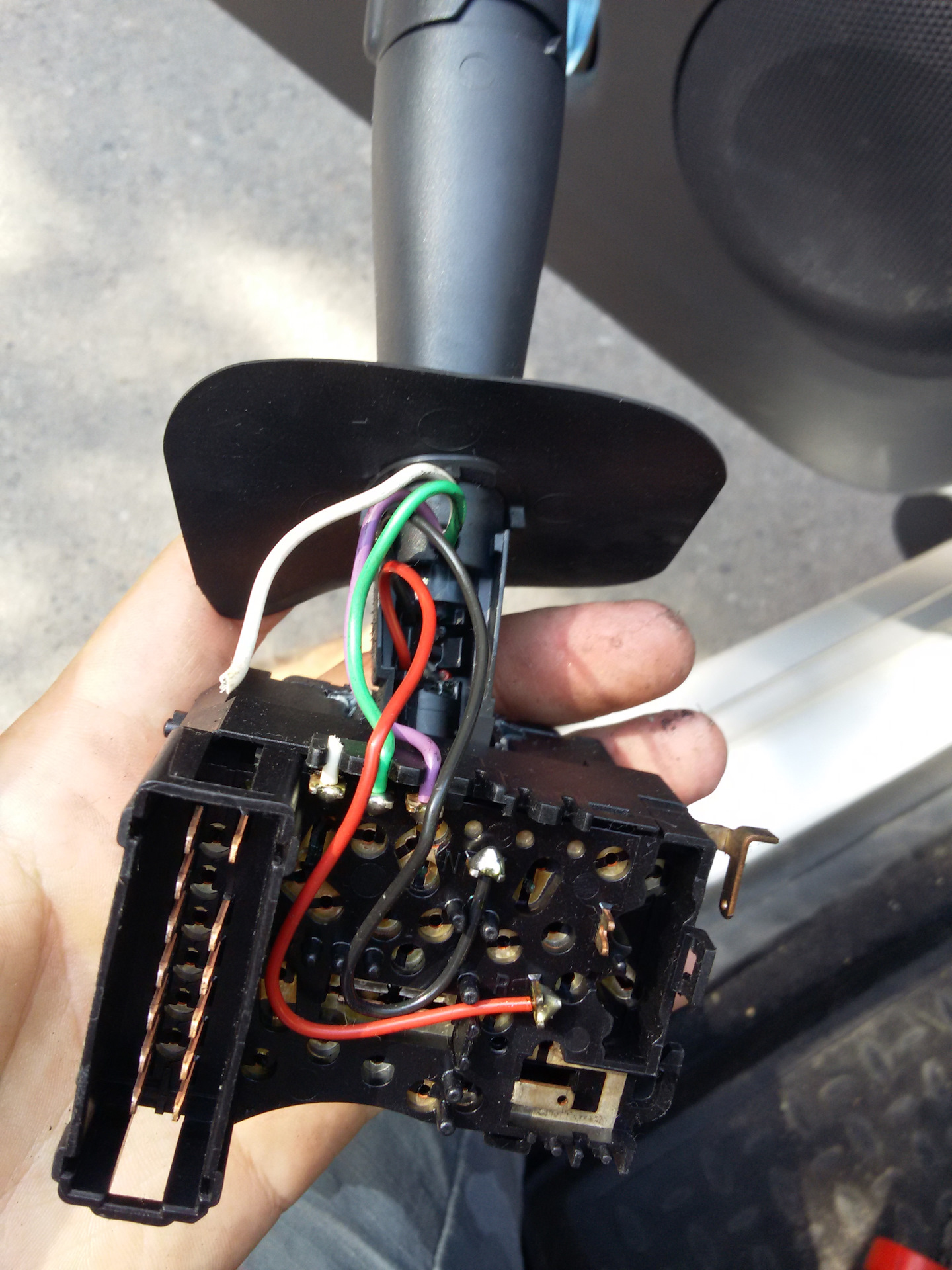 Не горит птф. Реле противотуманных фар ауди 80 б3. Реле противотуманки тойота королла 170. Реле птф логан 2. Mitsubishi pajero io rele protivotumannix far.