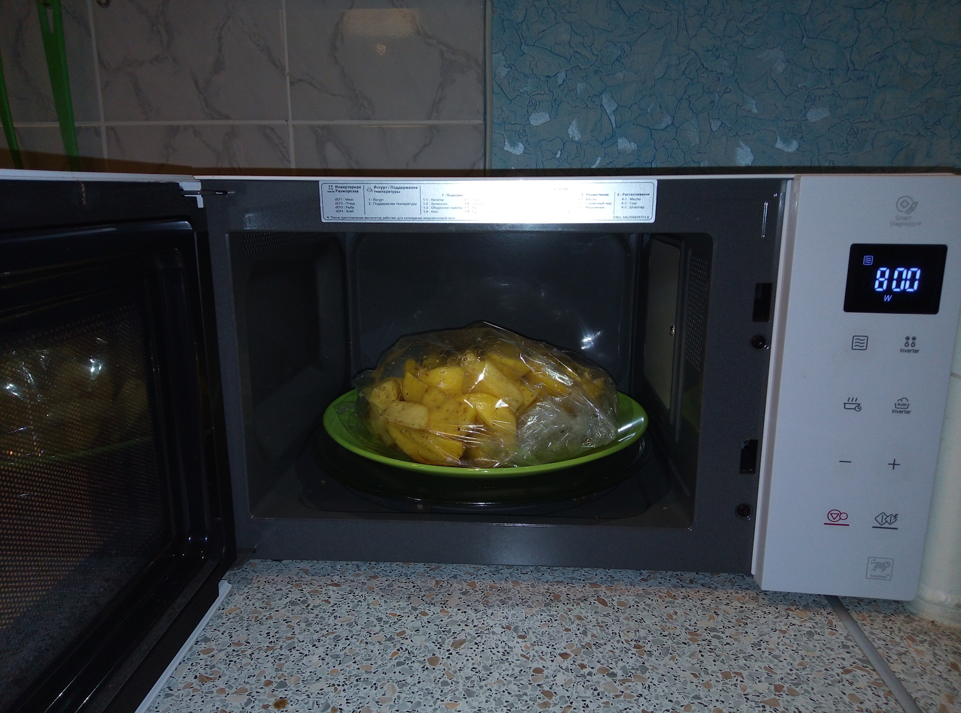 Картофель в микроволновке с хрустящей корочкой рецепт с фото